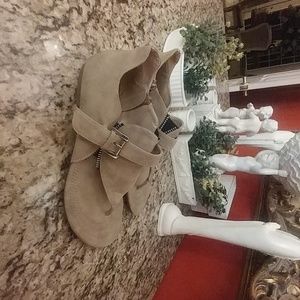 NOVELA SANDLES SIZE 8 *